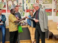 Geschenkeuebergabe - Pfr. Beyrer und P. Godfrey